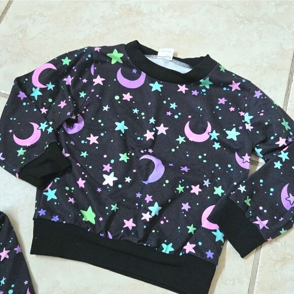 Galaxy stars and moon pattern glow in the dark 2-piece pajama set - Picture 5 of 16